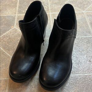 Earth Black Leather Ankle Boots
